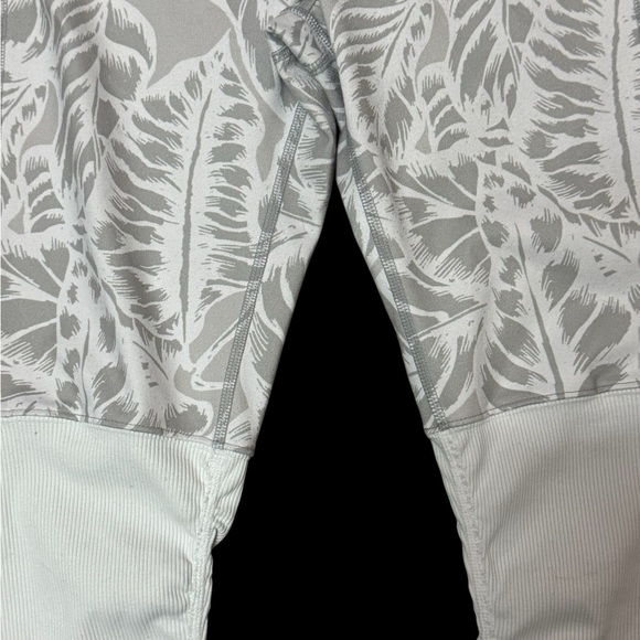 ALO Yoga Goddess Leggings in Palm Springs Print - Picture 8 of 12